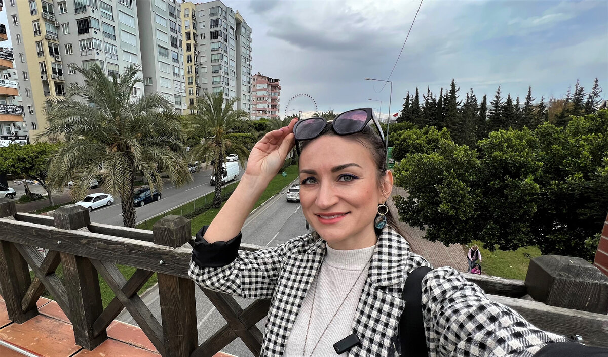 На улицах Антальи вечером ужасное движение стало, очень много авто! Это фото около 5М Мигроса сделано в полдень, почти нет машин на дороге