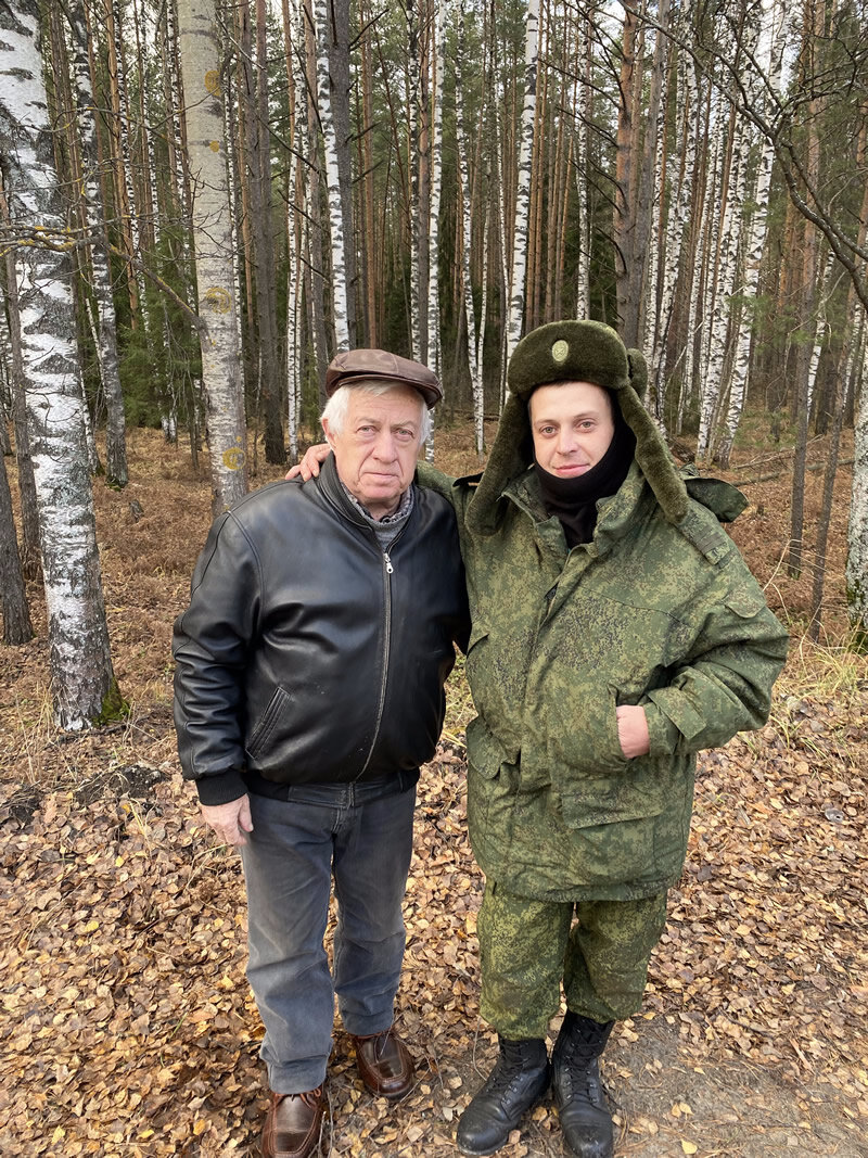 
На фото отец и сын Хомяковы в учебном центре Нижегородской области перед отправкой Антона в зону СВО.