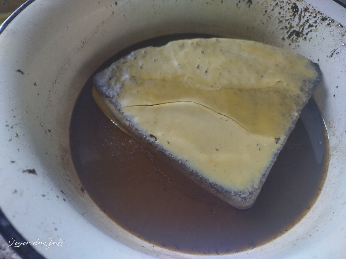 Последняя четвертинка воска. Он не до конца очистился...