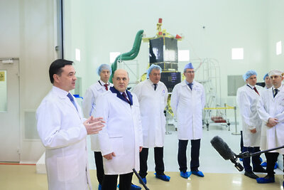    Губернатор Подмосковья Андрей Воробье и председатель правительства РФ Михаил Мишустин на НПО им. Лавочкина в Химках ©Константин Семенец