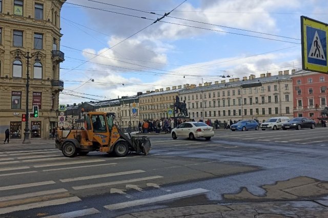    Когда уберут пыль и грязь после зимы в Петербурге?