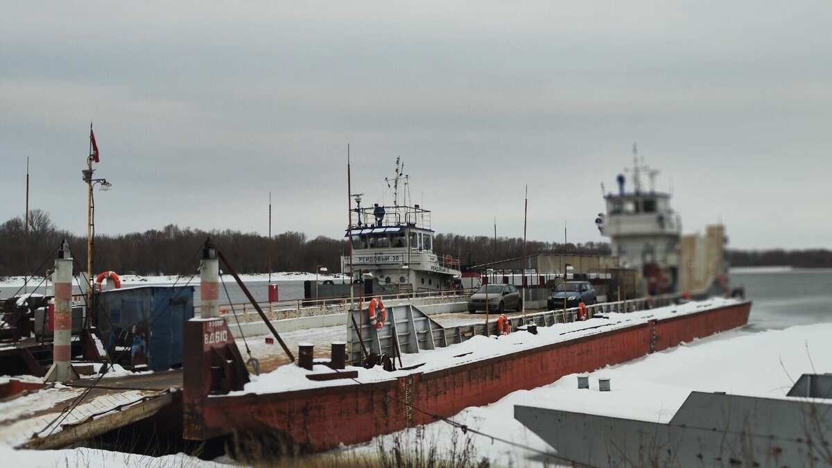     Жители Тумботино Павловского района Нижегородской области жалуются российской журналистке Ксении Собчак на отсутствие моста через Оку. Жалоба нижегородцев была опубликована в telegram-канале «Кровавая барыня» 16 апреля.