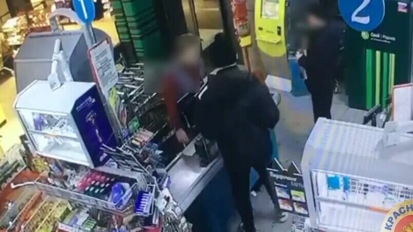     В Красноярске двое мужчин хотели выпить, но к тому времени продажа алкоголя уже была запрещена. Тогда они просто взяли товар и вышли с ним из супермаркета.