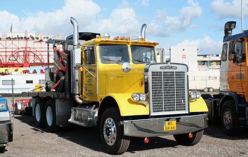 Freightliner flc12064t. Freightliner flc. Freightliner flc12064t. Фредлайнер flc 64. White-freightliner wf8164t.