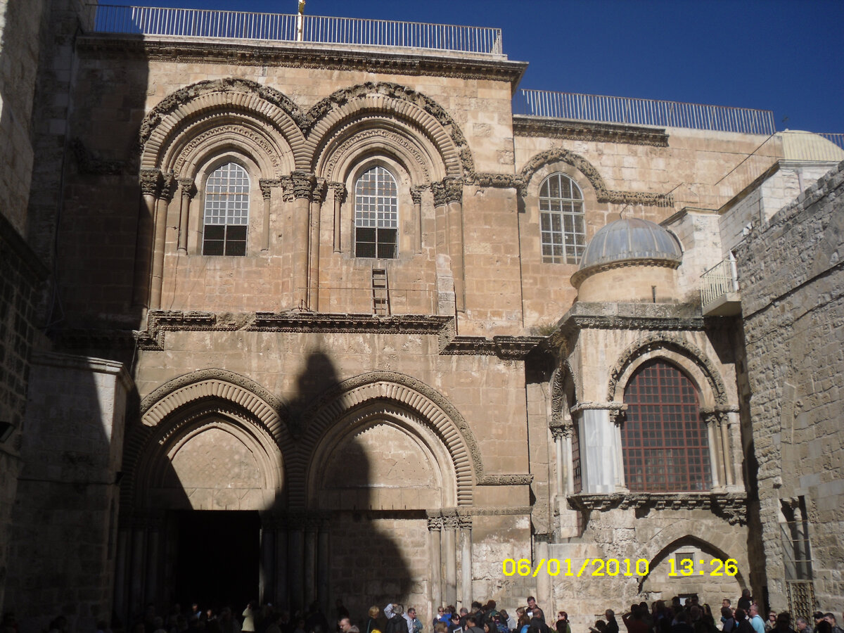Храм Гроба Господня и потомственный хранитель ключей к его дверям   в наши дни. Снимки в галерее сделаны автором поста
