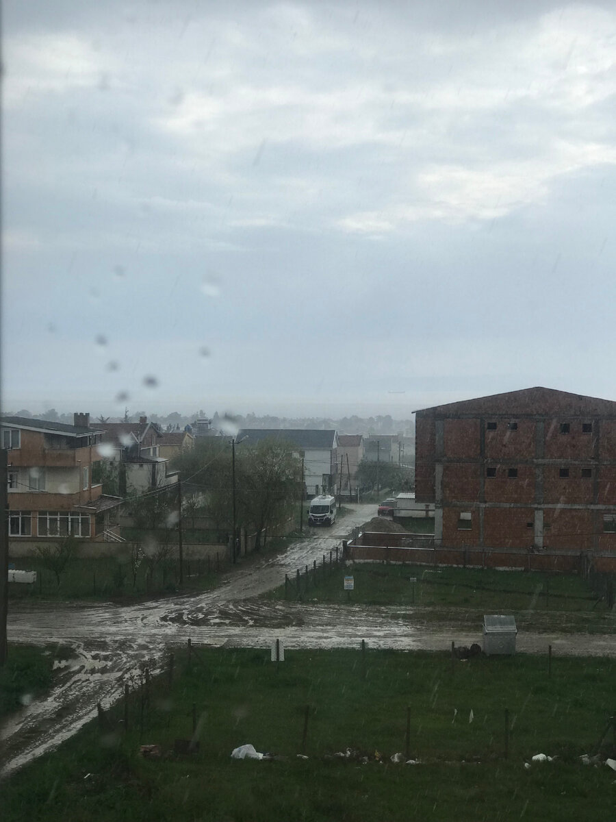 Ливень был сильный. Уже за полчаса грунтовые дороги превратились в болото