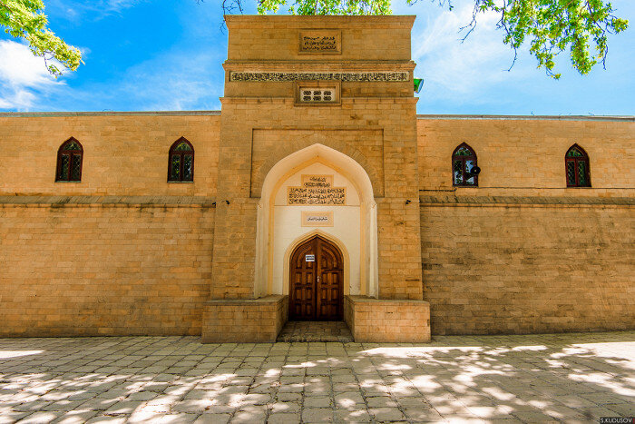 Джума-мечеть — одно из самых таинственных и уникальных религиозных сооружений Дагестана. Она находится в Дербенте, в сердце региона, и веками олицетворяет собой его дух и культуру.