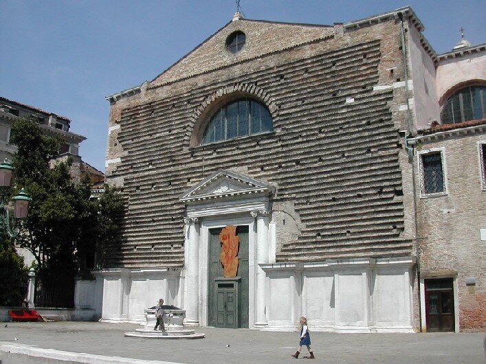 Церковь Св. Маркуолы, в которой окрестили Джустиниану. 