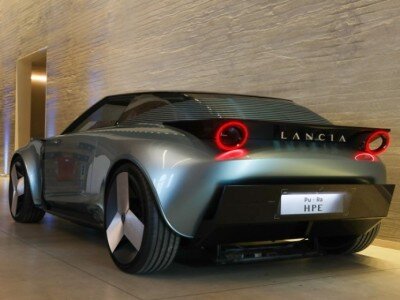    Электрический спорткар Lancia вдохновлён мебелью и высокой модой