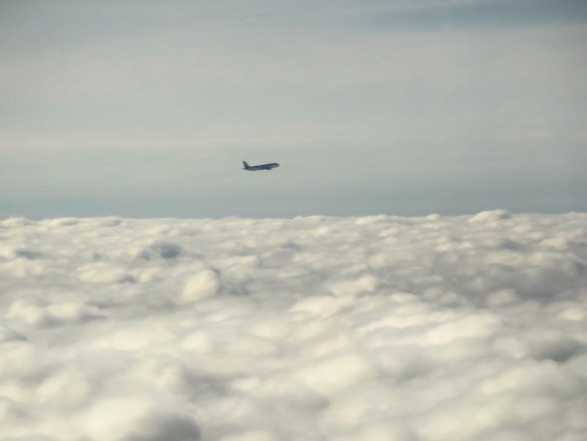 Просто самолет над облаками