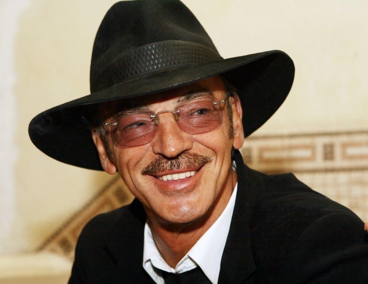 Советский и российский актер театра и кино, певец. народный артист РСФСР — Михаил Сергеевич Боярский. Фото: источник https://pitaniemalysha.ru