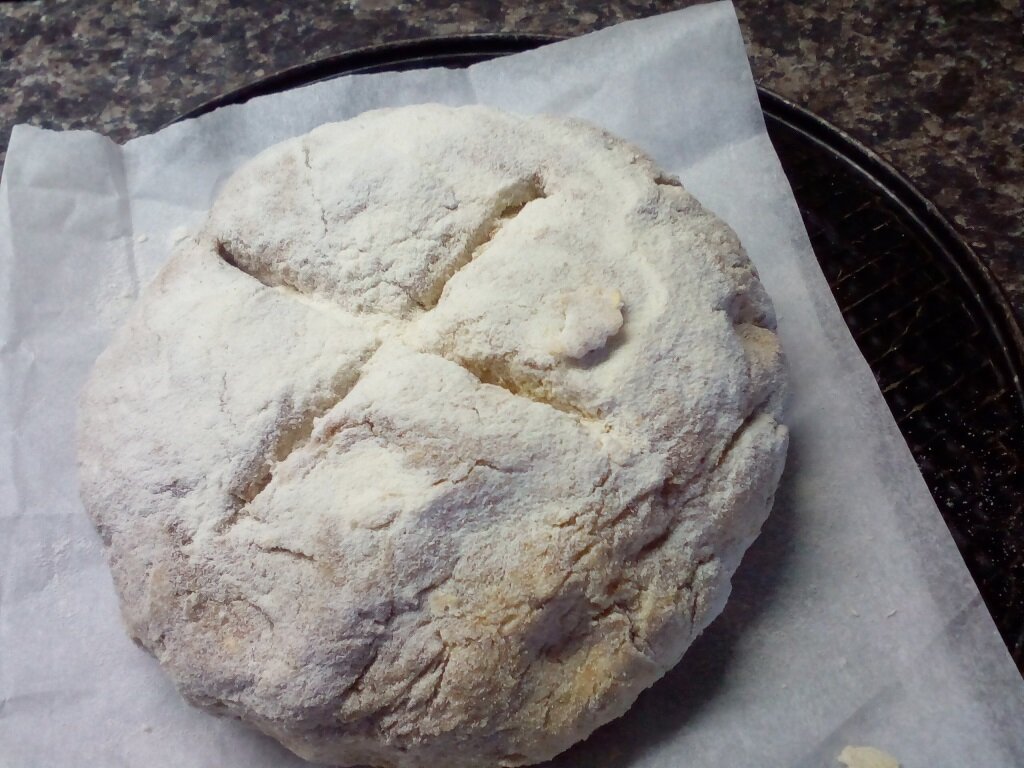 Es stellt sich heraus, dass es gar nicht so schwierig ist, zu Hause leckeres Brot zu backen. Das erste Mal konnte ich selbst mit minimalen Zutaten kein Brot backen, jetzt backe ich sehr leckeres Brot, indem ich dem Teig Sauerteig oder Buttermilch hinzufüge.-3