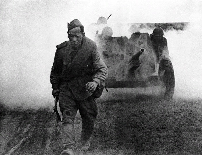 Снимок Израиля Озерского с названием "Солдатский труд" сделан в 1944-ом году...