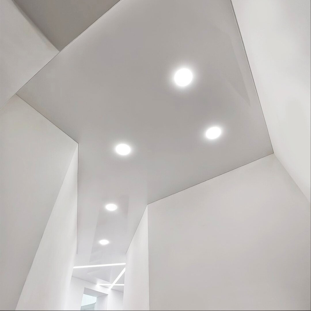 Вариант натяжного потолка (листайте карусель)