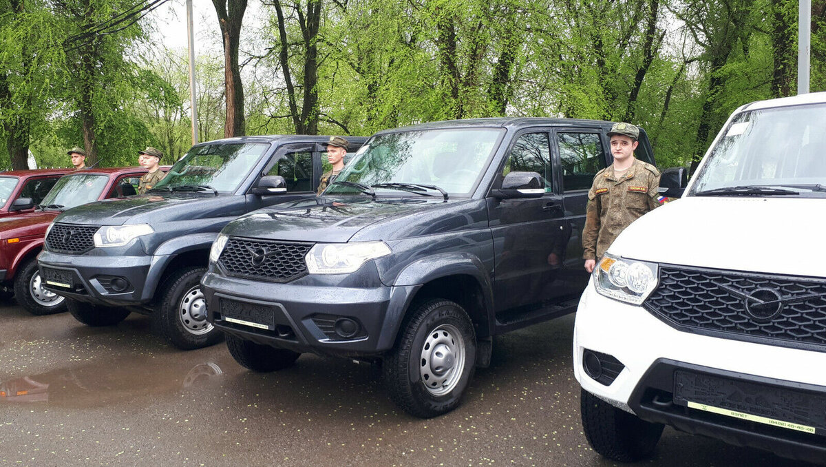     Пять автомобилей передала Ростовская области для нужд участников спецоперации, сообщили в правительстве региона.