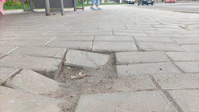    Повреждённая брусчатка у остановки // Фото: соцсети