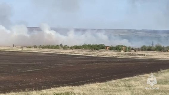    В Шарлыкском районе горит сухая трава около села Зеркло Кристина Просвиркина
