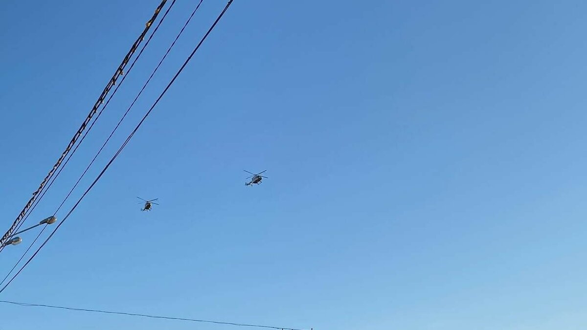     Над проспектом Октября в Уфе пролетели самолеты и вертолеты, их снял на видео корреспондент Mkset 7 мая.