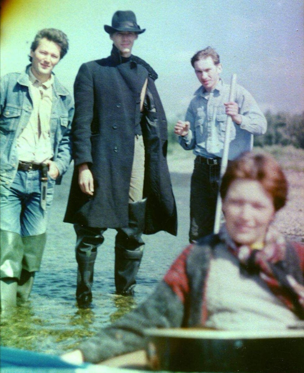 Рядом со мной с ножичком бард Андрей Андриенко, а в лодке на первом плане бардесса Юлия Перебитюк (это последние годы жизни пальто) 