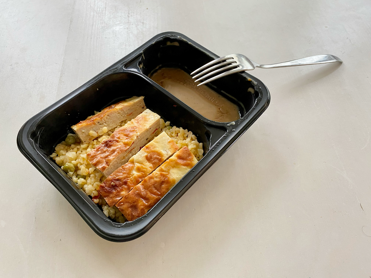 А это один из обедов — курица с полтавской кашей и сливочным соусом. 