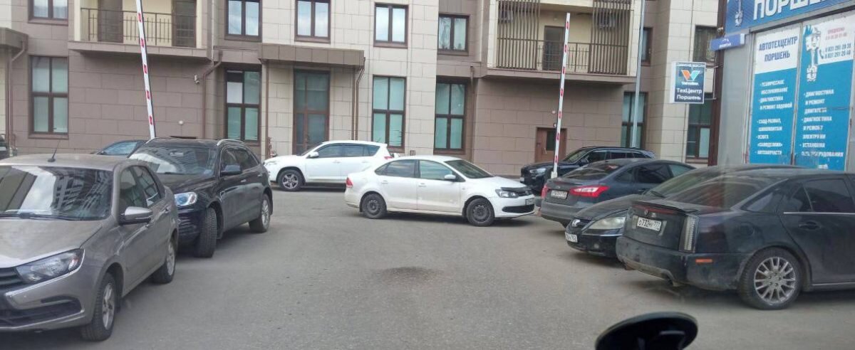    На пути медиков задержал легковой автомобиль, который припарковали поперек дороги Арина Полтанова