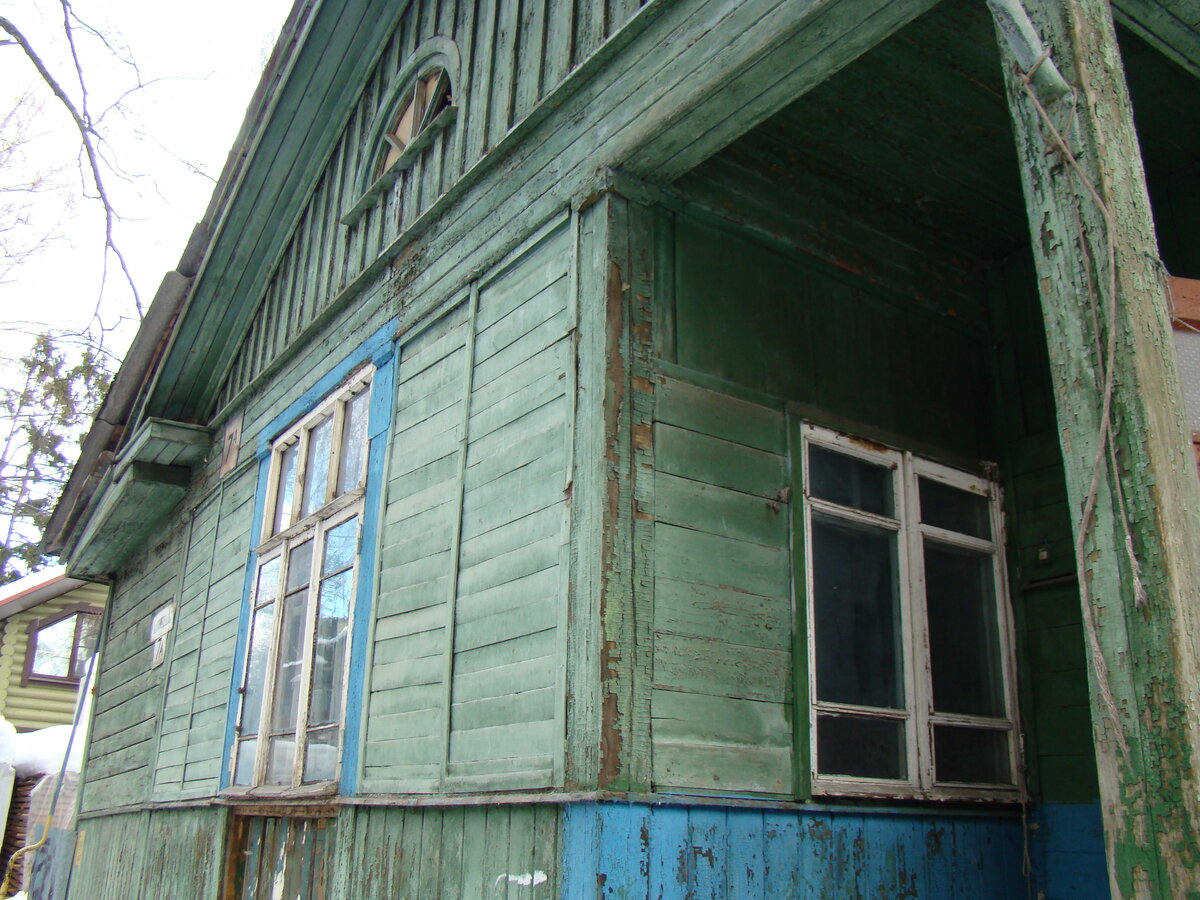    Старый щитовой дом, который требовалось снести. Фото автора