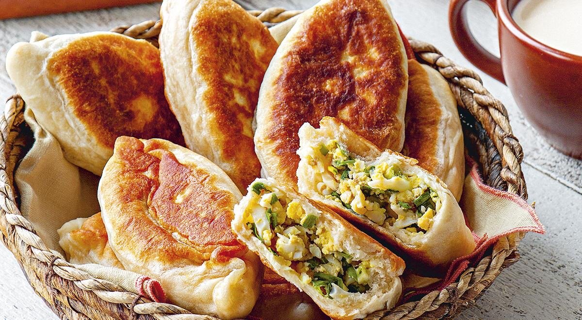 Рецепт для такого путешествия во времени совсем не сложный. Тесто на сухих дрожжах не потребует от вас каких-либо особенных навыков, а начинку и вовсе приготовить проще простого. Вы можете придать пирожкам любую форму на ваш вкус – от классических вытянутых лодочек до круглых или даже треугольных конвертиков. Для приготовления таких пирожков даже не понадобится духовка, достаточно сковороды с толстым дном и хорошо разогретого растительного масла.