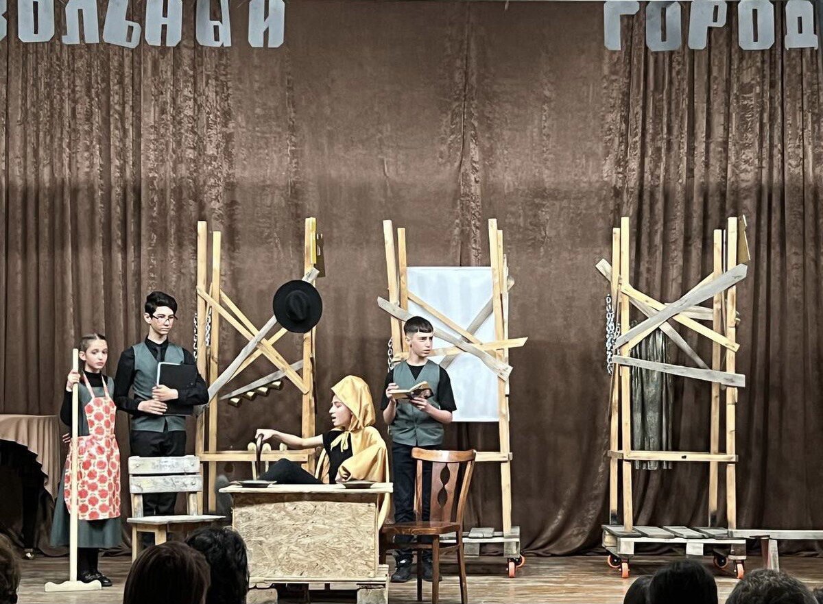 Детская студия Степанакертского русского драматического театра представила премьеру спектакля по пьесе Евгения Шварца «Дракон». Фоторяд