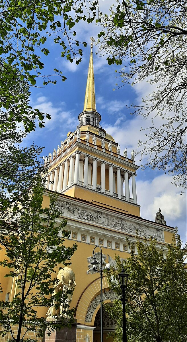 Фото автора. Золотой шпиль Адмиралтейства с корабликом наверху.