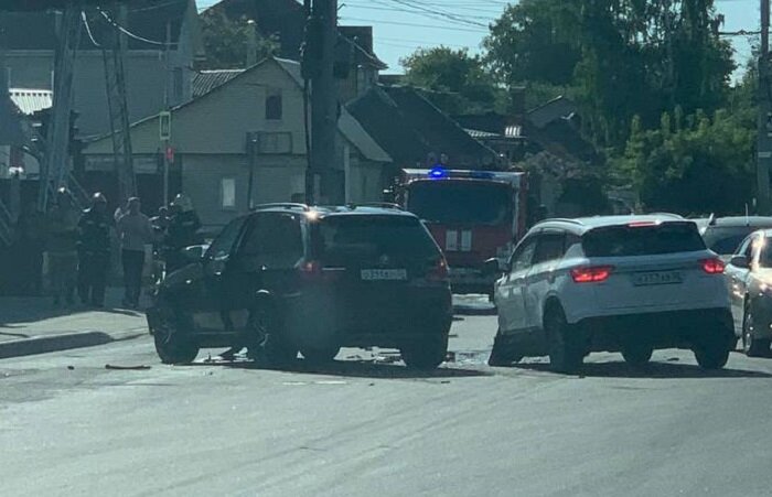    Назвали причину столкновения в Брянске черного и белого джипов на Городище avchernov