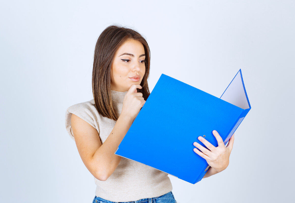 <a href="https://ru.freepik.com/free-photo/young-woman-looking-at-a-blue-folder-on-white-background_15718680.htm#page=9&query=%D0%B4%D0%B5%D0%B2%D1%83%D1%88%D0%BA%D0%B0%D1%81%20%D0%B4%D0%BE%D0%BA%D1%83%D0%BC%D0%B5%D0%BD%D1%82%D0%B0%D0%BC%D0%B8&position=23&from_view=search&track=ais">Изображение от Racool_studio</a> на Freepik