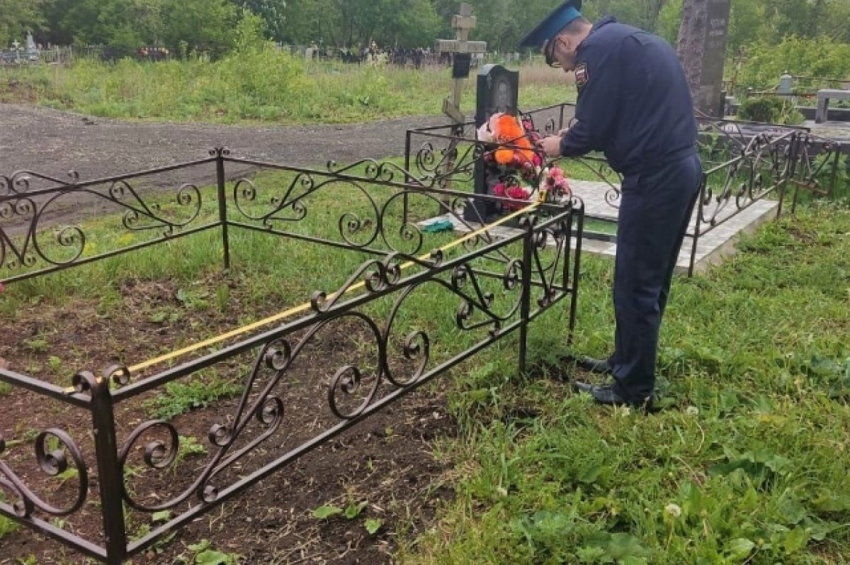    Самарца через суд заставили убрать ограду захоронения на городском кладбище