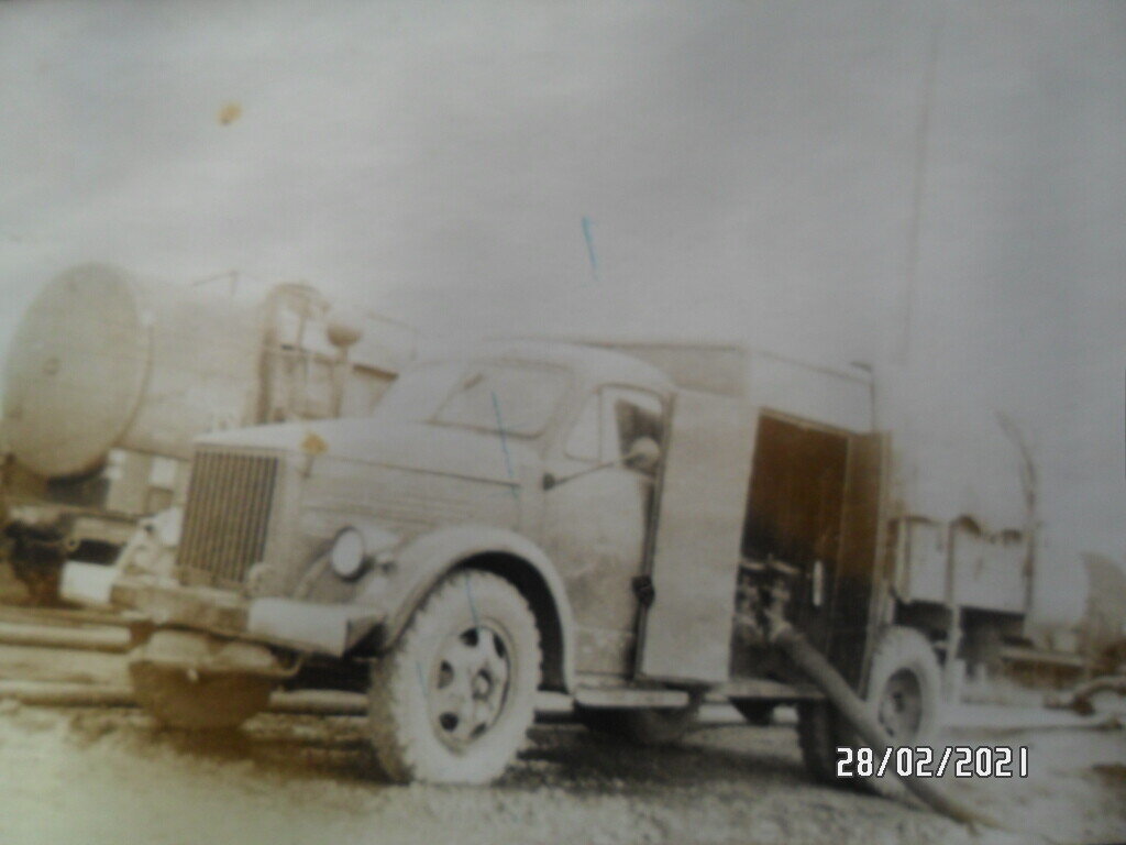 НА фото спец. автомобиль БПС 65/130  с открытой насосной кабиной. БПС расшифровывается как: бензо перекачивающая станция горючего. Производительность 65, при двух рукавах 130 кубов  в час. На заднем плане ёмкости из которых  поочерёдно раскачивается топливо в подземные ёмкости.