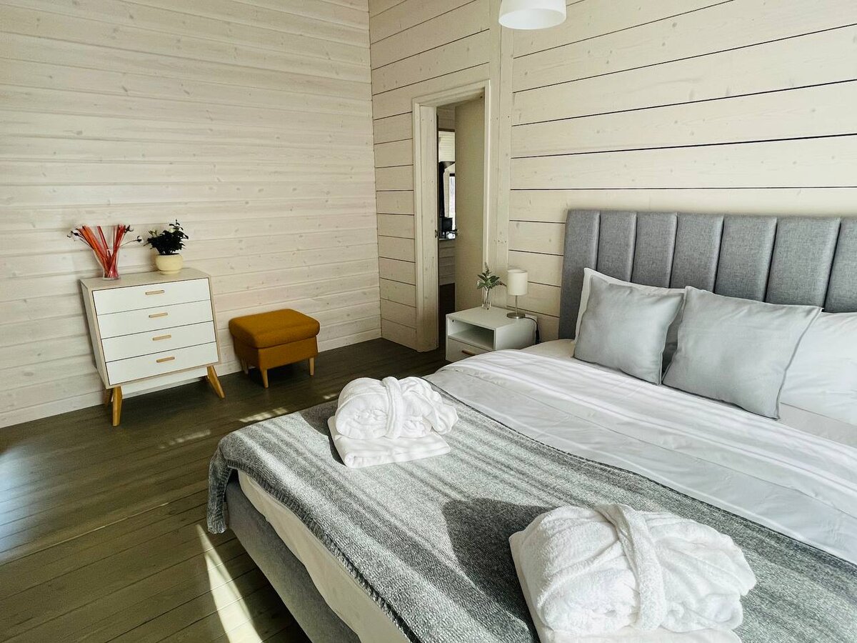 Оборудованная кухня ,гостиная ,4 спальни .