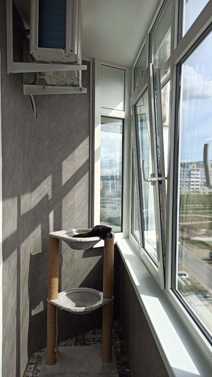 Через дальнее окно они с Максоном и переглядываются из комнаты на балкон и обратно