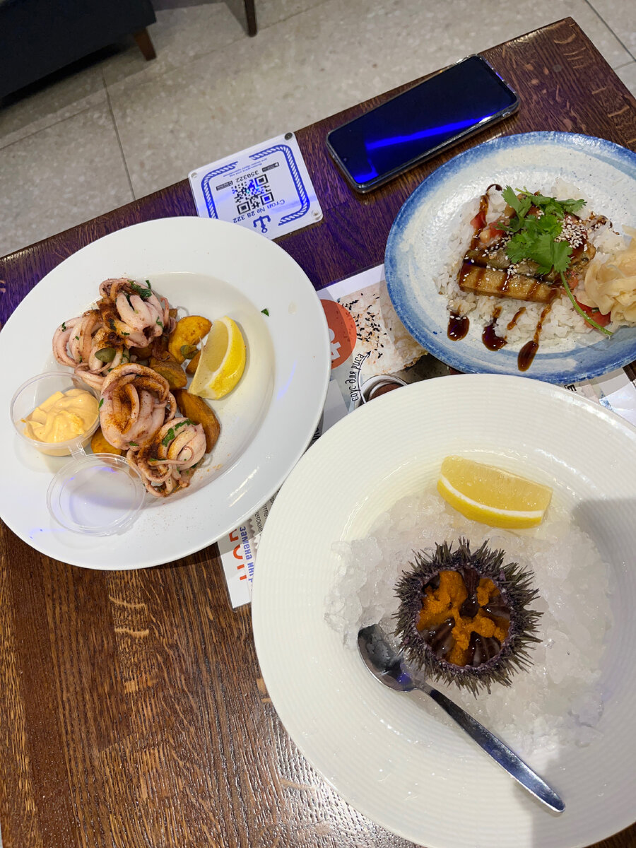 Щупальца кальмара, ёжик и угорь на рисе