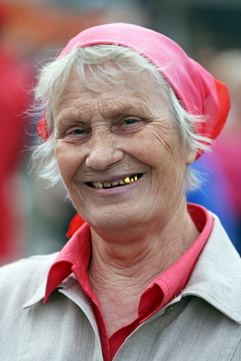 Бабушка без зубов. Улыбка бабушки. Бабака с золотыми зубами.
