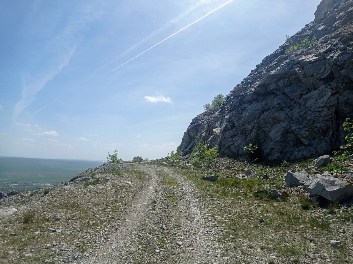 Гора змейка скамейка каменная