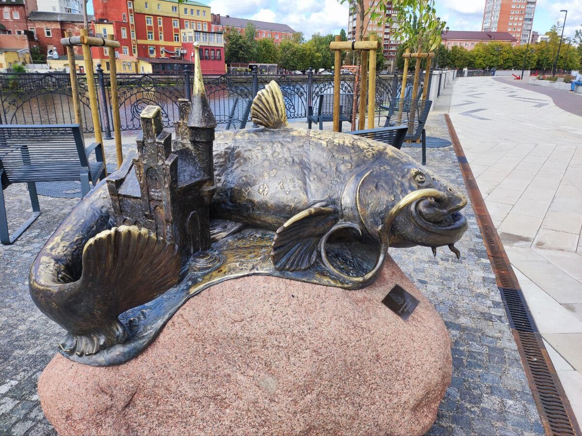Скульптура «Сом» в Калининграде. Источник — dzen.ru/pa_myatnik