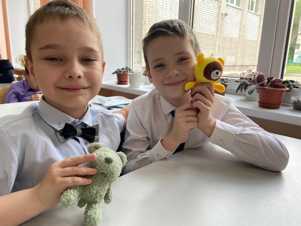 Детям подарили игрушки на память о 1 классе. 