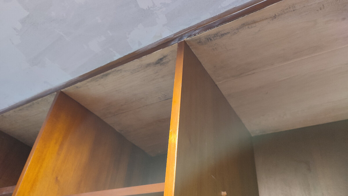 Вверху приклеили пленку и чем-то ее сегодня красили.  На фото еще не крашенный вариант. Получился такой ужас, что Хорхе, который старается претензии не высказывать,  сегодня высказал.