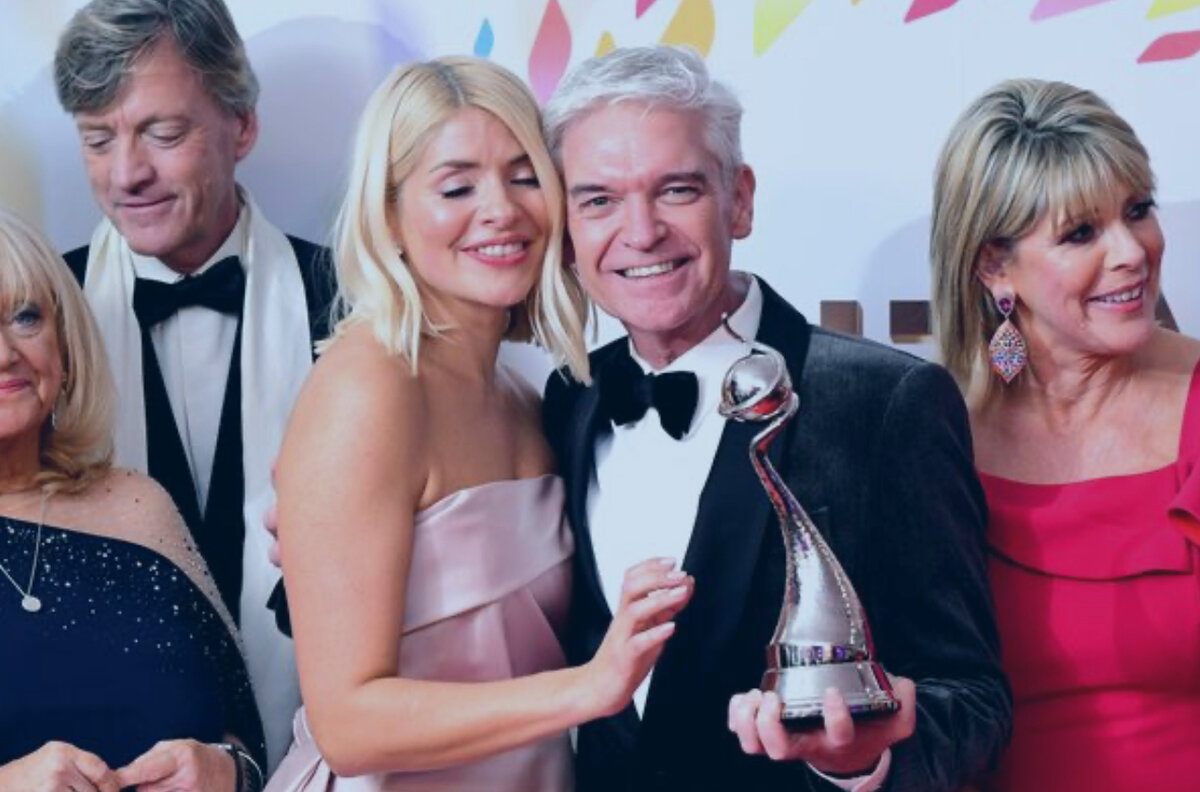 Фил Шофилд с очередной наградой в окружении коллег, которые быстро его сдали