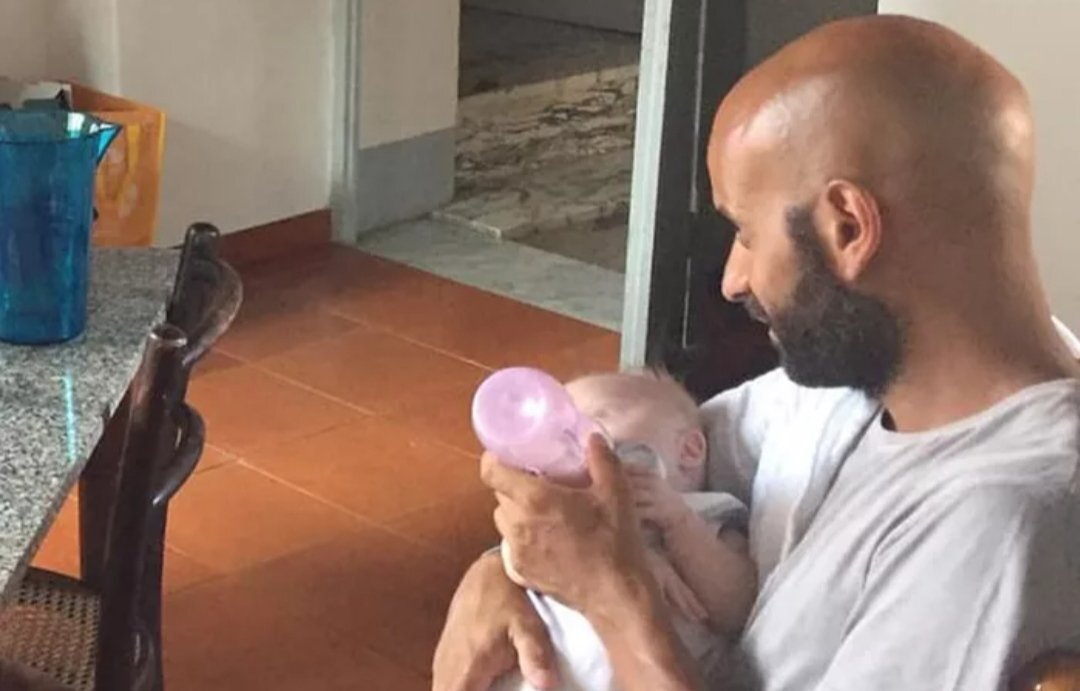  Так часто бывает, что мужчины в наше время отчаиваются найти "ту единственную". Время такое.-2