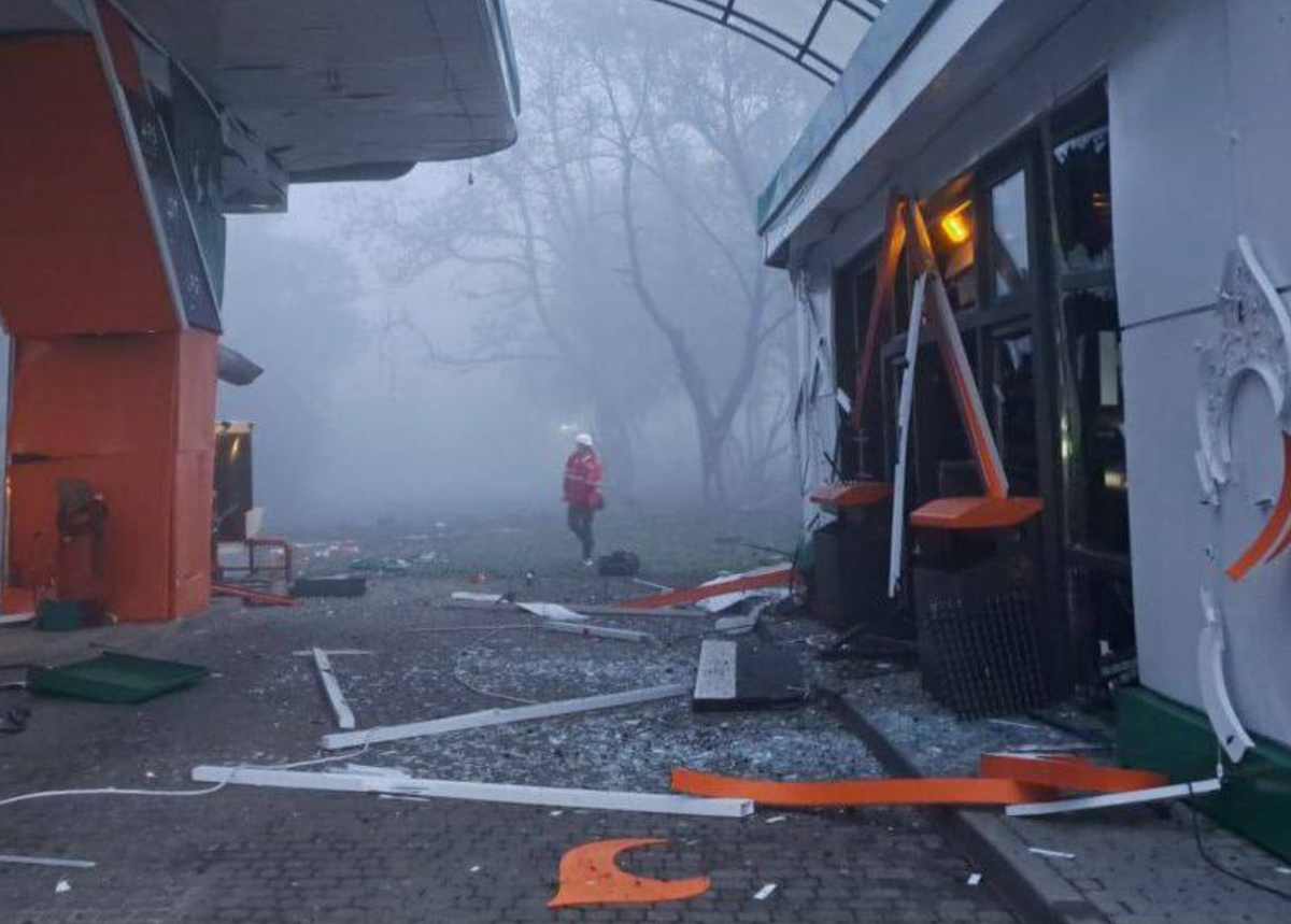    Россия повредила нефтебазу в Украине, 10 ракет были сбиты Алексей А.