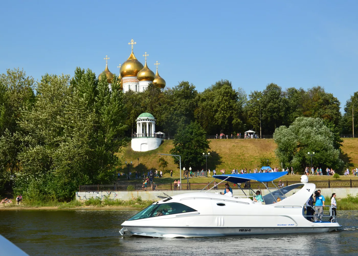 Катера ярославль. Яхта Паритет Ярославль. Ярославль корабль Волга Которосль. Волжская набережная 23 Ярославль. Яхта виртуальной реальности "Паритет" Ярославль.