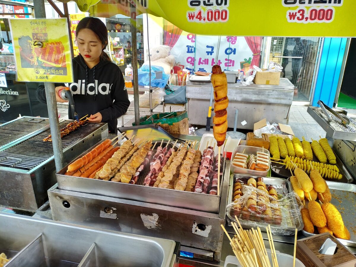 Много всего и сразу. В основном морепродукты и рыбный фарш.