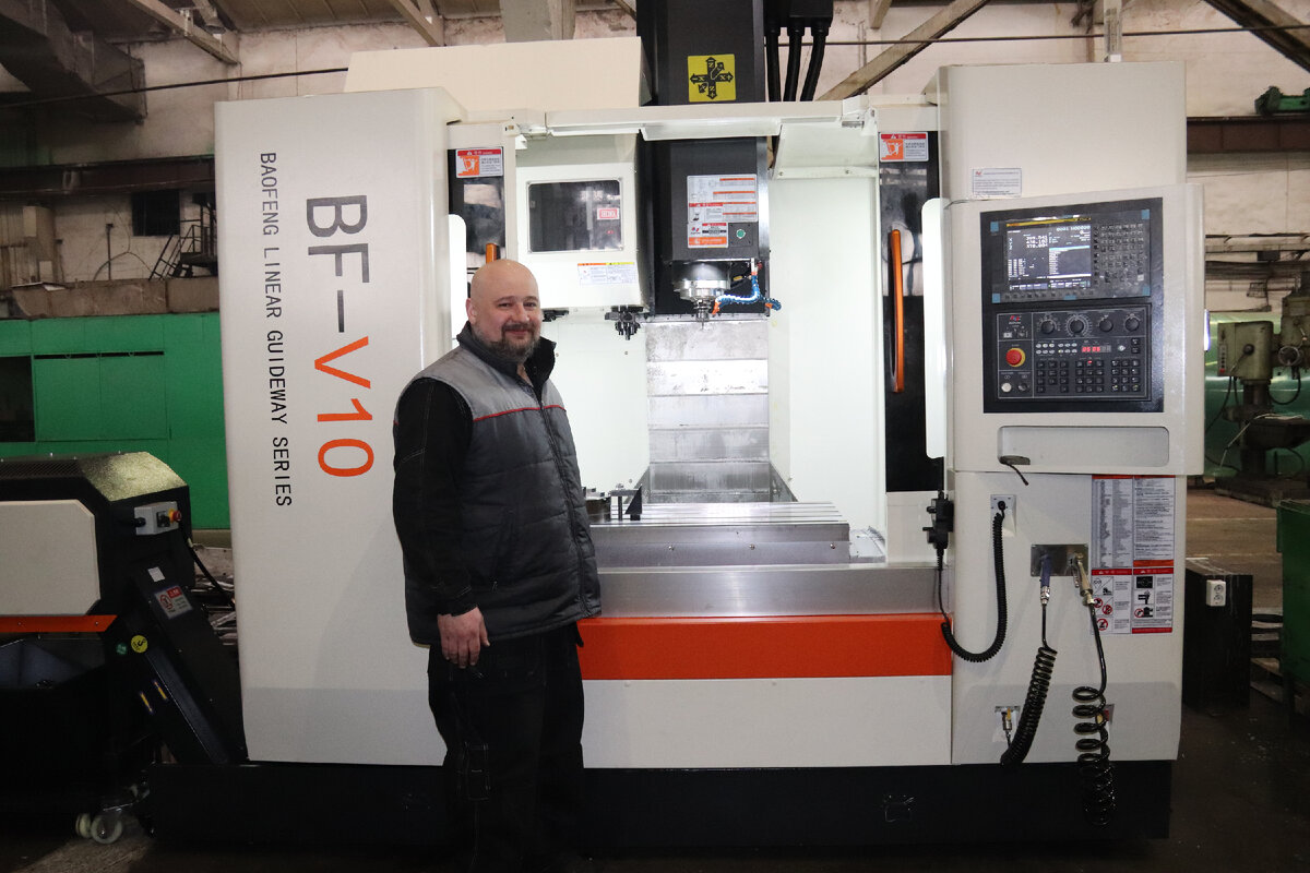 Андрей Орехов у нового вертикально-фрезерного станка с ЧПУ.