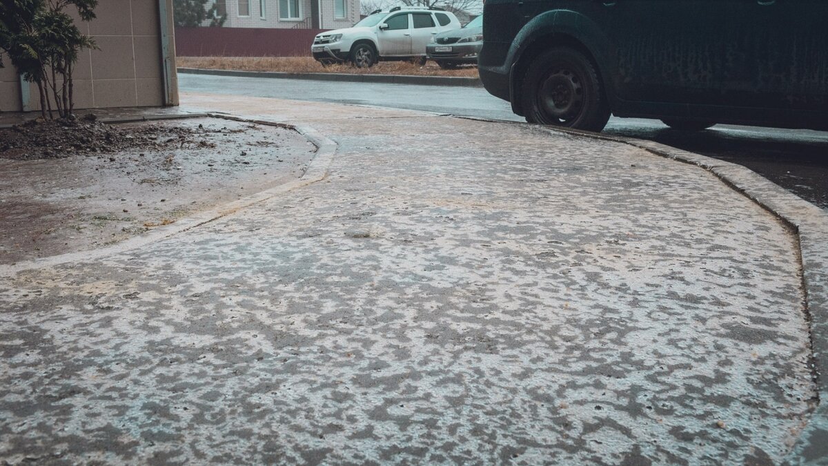     Неблагоприятное явление обрушилось и на территории за городом, сообщили в соцсетях.