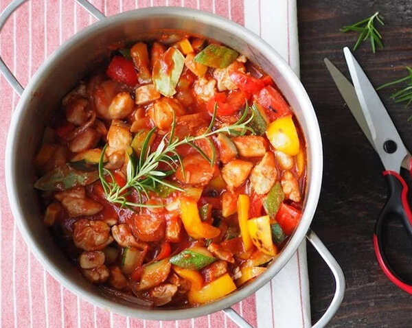 Овощное рагу с мясом и кабачками, приготовленное в глубокой сковороде или сотейнике — по-настоящему летнее блюдо. Я люблю это сказочное сочетание кабачков, перца и помидоров.-9