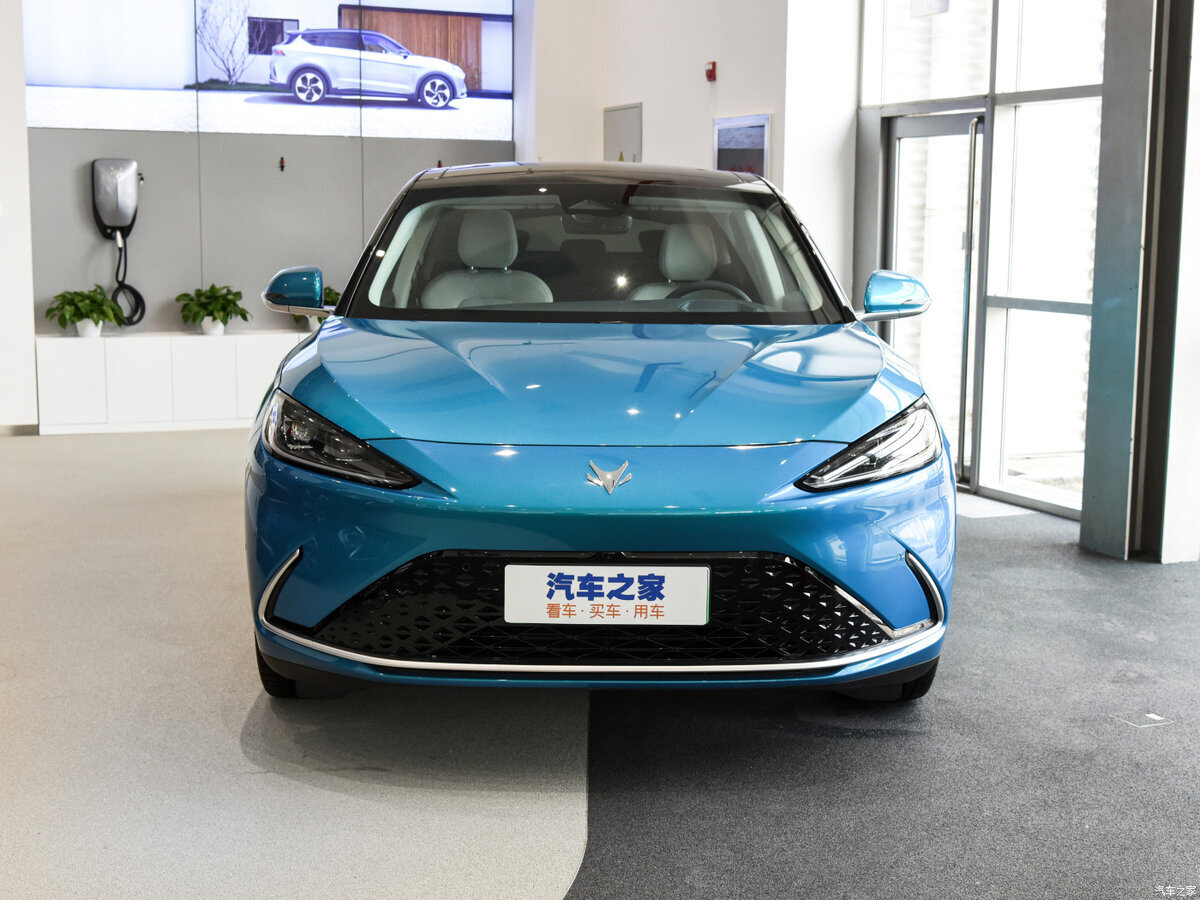 Эксперты уже отметили, что «почерк» 70-летнего де Сильвы куда свежее и интереснее, чем у многих молодых автодизайнеров.